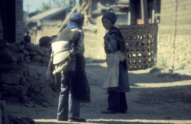 3 Şubat 1996 'da Çin' in doğusundaki Yunnan ilinin eski Lijiang şehrinde küçük bir ara sokak. Çin, Yunnan, Mart 1996