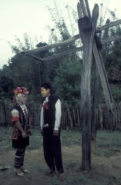 Doğu Asya 'da, Çin' in Yunnan iline bağlı Menghai kasabası yakınlarındaki Tarım Toprakları 'ndaki bir köyde akha kadın ve azınlık. Çin, Yunnan, Nisan 1996