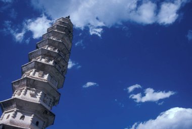 Doğu Asya 'da, Çin' in Yunnan ilindeki Er Hai Gölü üzerindeki Dali kasabasındaki üç Pagodas Tapınağı. Çin, Yunnan, Nisan 1996