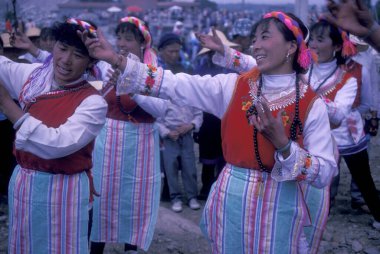 Çin 'in doğu Asya bölgesindeki Yunnan ilindeki Er Hai Gölü üzerindeki Dali kasabası yakınlarındaki bir bahar festivalinde geleneksel kostümlü Çinli Azınlık Halkı. Çin, Yunnan, Nisan 1996