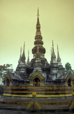 Çin 'in doğusundaki Yunnan bölgesinde, Xishuangbanna' nın Jinghong kasabasındaki Manfeilong Pagoda. Çin, Yunnan, Nisan 1996
