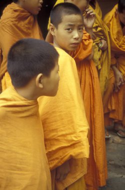 Doğu Asya 'da Çin' in Yunnan eyaletinin Xishuangbanna bölgesindeki Jinghong kasabası yakınlarındaki bahar ve su festivalinde genç keşiş. Çin, Yunnan, Nisan 1996