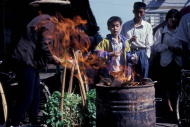 3 Şubat 1996 'da Çin' in doğusundaki Yunnan ilindeki Lijiang şehrindeki bir gıda pazarında yangın çıktı. Çin, Yunnan, Mart 1996