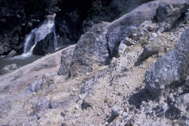 Doğu Asya 'da Çin' in Yunnan iline bağlı Baoshan kasabası yakınlarındaki doğada bir kaplıca. Çin, Yunnan, Nisan 1996