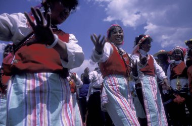 Çin 'in doğu Asya bölgesindeki Yunnan ilindeki Er Hai Gölü üzerindeki Dali kasabası yakınlarındaki bir bahar festivalinde geleneksel kostümlü Çinli Azınlık Halkı. Çin, Yunnan, Nisan 1996