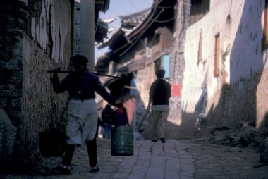 3 Şubat 1996 'da Çin' in doğusundaki Yunnan ilinin eski Lijiang şehrinde küçük bir ara sokak. Çin, Yunnan, Mart 1996