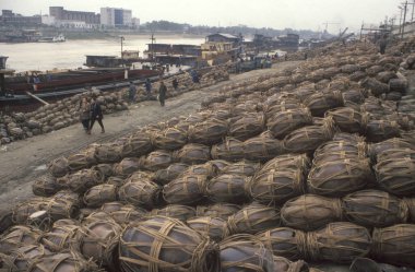 Çin 'in Hubei eyaletindeki Wuhan şehrindeki Yangtze Nehri' ndeki limanda seramik çömlekler. Çin, Wuhan, Kasım 1996