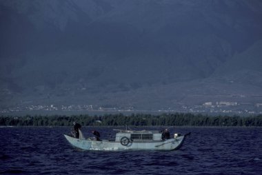 Doğu Asya 'da, Çin' in Yunnan ilindeki Er Hai Gölü üzerindeki Dali kasabasında peyzaj üzerinde balık avlıyoruz. Çin, Yunnan, Nisan 1996