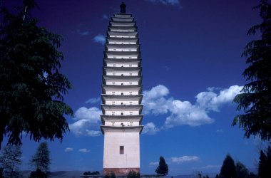 Doğu Asya 'da, Çin' in Yunnan ilindeki Er Hai Gölü üzerindeki Dali kasabasındaki üç Pagodas Tapınağı. Çin, Yunnan, Nisan 1996