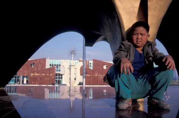 一名男孩在中国东部云南省孟师德宏机场的纪念碑前 1996年4月 — 图库照片