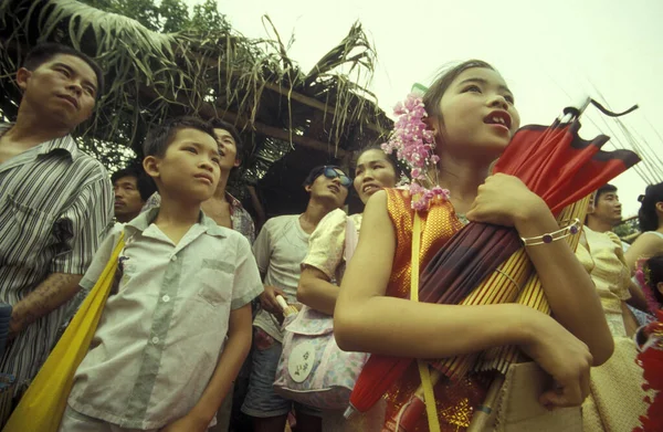 東アジアの中国雲南省の西双版納市金正日 ジンホン 付近で行われる春祭りと水祭りの伝統衣装を着た人々 中国雲南省1996年4月 — ストック写真