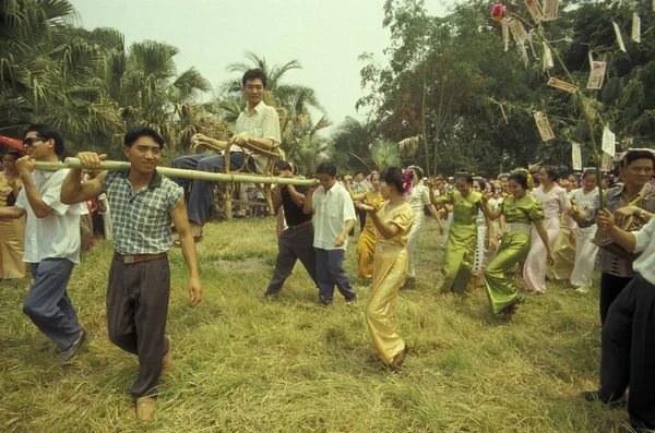 中国东部云南省西双版纳市金洪镇附近的春水节传统舞蹈 1996年4月 — 图库照片