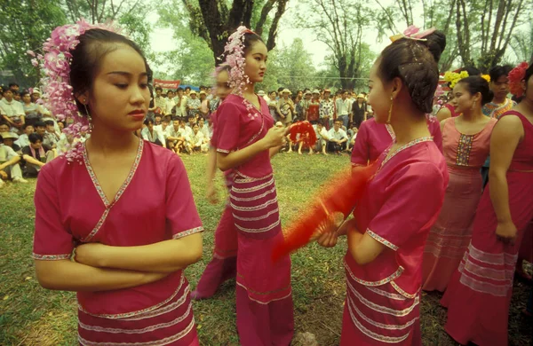 東アジアの中国雲南省の西双版納市金正日 ジンホン 付近で行われる春祭りと水祭りの伝統衣装を着た人々 中国雲南省1996年4月 — ストック写真