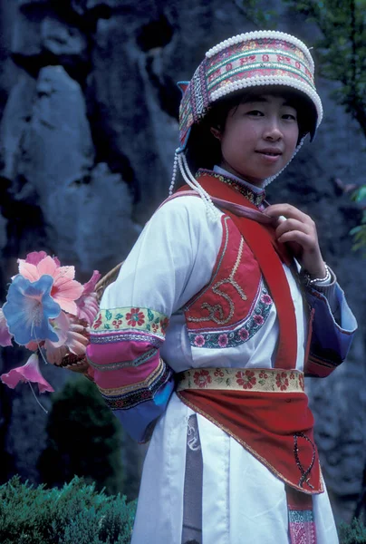 Gente Traje Tradicional Minorías Chinas Posando Shilin Stone Fosrest Park — Foto de Stock