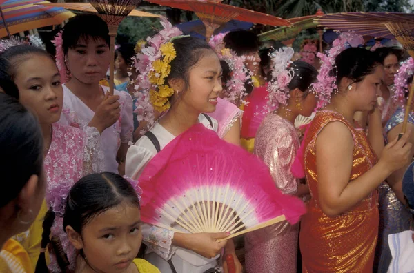 東アジアの雲南省の西双版納市金正日 ジンホン 付近で行われる春祭りと水祭りの伝統舞踊 中国雲南省1996年4月 — ストック写真