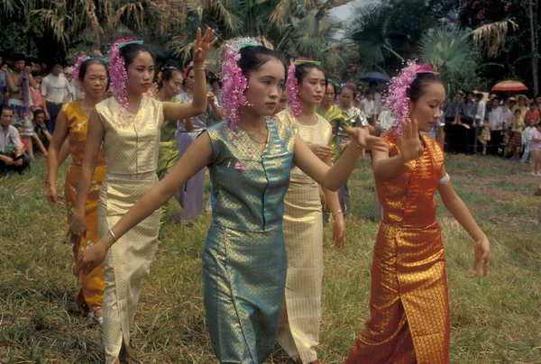 東アジアの雲南省の西双版納市金正日 ジンホン 付近で行われる春祭りと水祭りの伝統舞踊 中国雲南省1996年4月 — ストック写真