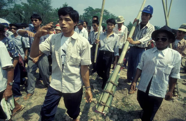 春祭りとロケット祭りの人々東アジアで中国雲南省の地域で西双版納の金正日の町の近くにBuon Bang Fai 中国雲南省1996年4月 — ストック写真