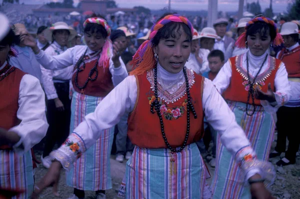 Κινέζοι Μειονοτικοί Άνθρωποι Παραδοσιακή Ενδυμασία Ανοιξιάτικο Φεστιβάλ Κοντά Στην Πόλη — Φωτογραφία Αρχείου