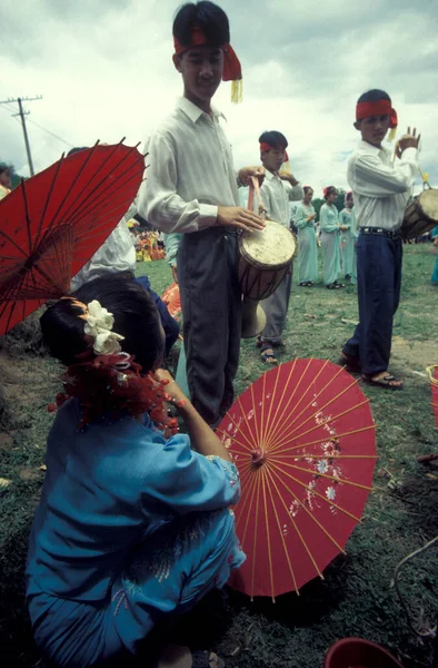 Gente Vestida Tradicional Festival Primavera Agua Cerca Ciudad Jinghong Xishuangbanna —  Fotos de Stock