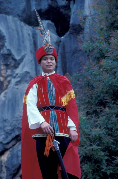 中国の少数民族の伝統的な衣装の人々は 東アジアで中国雲南省の昆明市の近くの石林公園にポーズ 中国雲南省1996年4月 — ストック写真