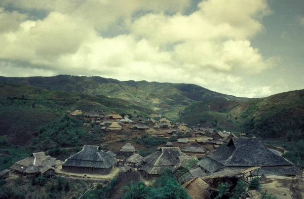 동부의 윈난성에 멩하이 근처의 지대에 마을이었습니다 China Yunnan April 1996 — 스톡 사진