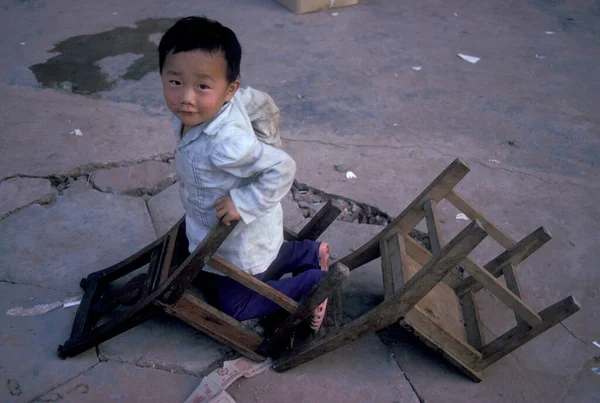 Ένα Αγόρι Ένα Δρόμο Στην Πόλη Lijiang Στην Επαρχία Yunnan — Φωτογραφία Αρχείου
