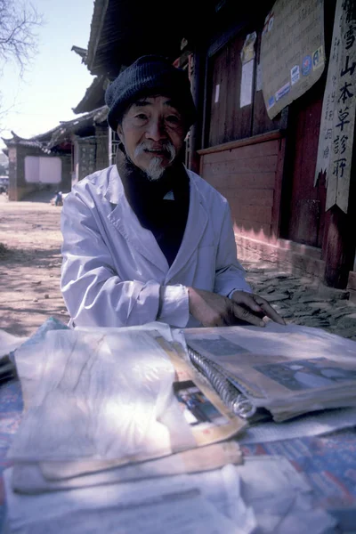 Docteur Chinois Shixiu Dans Ville Baisha Près Lijiang Dans Province — Photo
