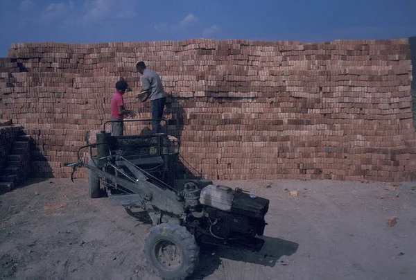Personas Trabajando Una Fábrica Ladrillos Cerca Ciudad Dalí Lago Hai —  Fotos de Stock