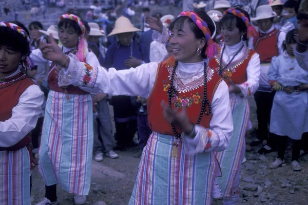 Kínai Kisebbségi Emberek Hagyományos Jelmezben Egy Tavaszi Fesztiválon Közel Dali — Stock Fotó