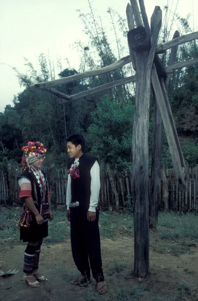 中国东部云南省孟海市附近农业用地中的一个村庄里的Akha妇女和少数民族 1996年4月 — 图库照片