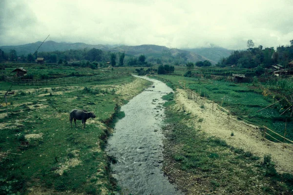 東アジアの中国雲南省の孟海町近くの農業用地の村で川と風景 中国雲南省1996年4月 — ストック写真