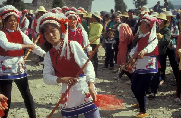 在中国东部云南省二海湖大理镇附近的一个春节 中国少数民族在传统的费用中 1996年4月 — 图库照片