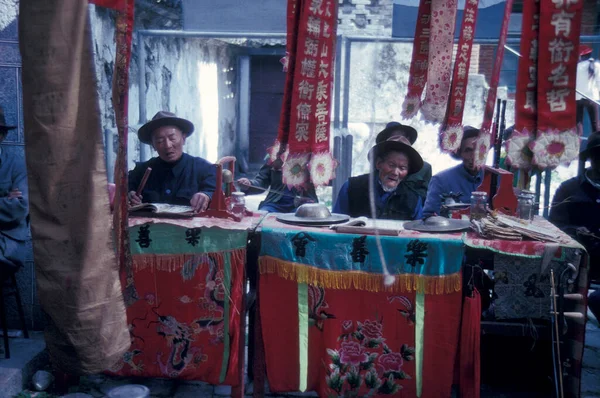 호수에 마을의 고전실에서 전통적 고문대에서 기념식에 China Yunnan April 1996 — 스톡 사진
