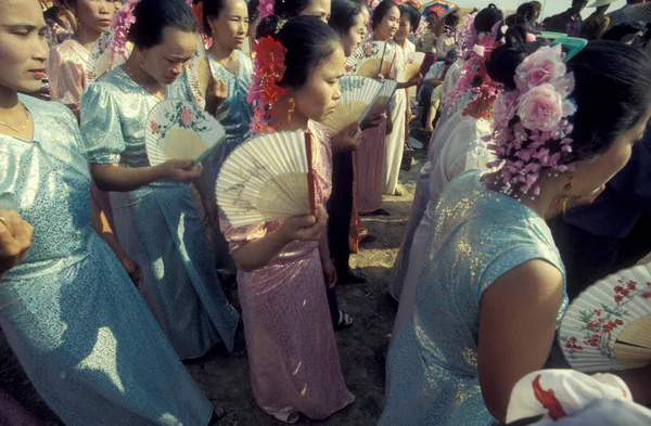 Традиционный Танец Весеннем Водном Фестивале Недалеко Города Цзинхун Сишуанбанне Регионе — стоковое фото