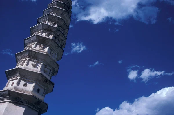 東アジアの中国雲南省のErを海湖のダリの町の3つのパゴダ寺 中国雲南省1996年4月 — ストック写真
