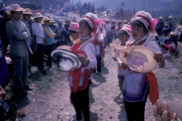 在中国东部云南省二海湖大理镇附近的一个春节 中国少数民族在传统的费用中 1996年4月 — 图库照片
