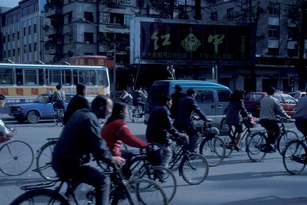 Polkupyörä Tiellä Kunmingin Kaupungissa Yunnanin Maakunnassa Kiinassa Itä Aasiassa Kiina — kuvapankkivalokuva
