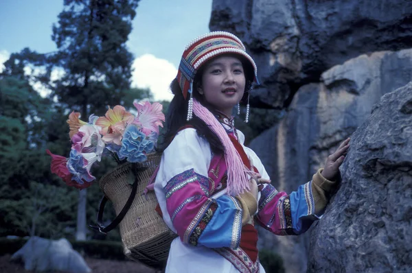 Pessoas Traje Tradicional Minorias Chinesas Posando Shilin Stone Fosrest Park — Fotografia de Stock