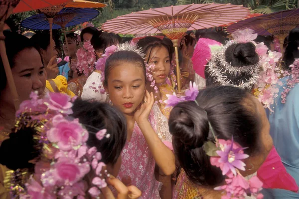 Παραδοσιακός Χορός Στο Φεστιβάλ Πηγής Και Νερού Κοντά Στην Πόλη — Φωτογραφία Αρχείου