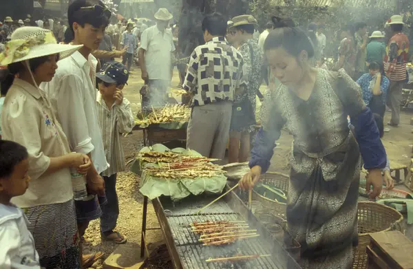 Традиционные Продукты Питания Рынок Весеннем Водном Фестивале Недалеко Города Цзинхун — стоковое фото