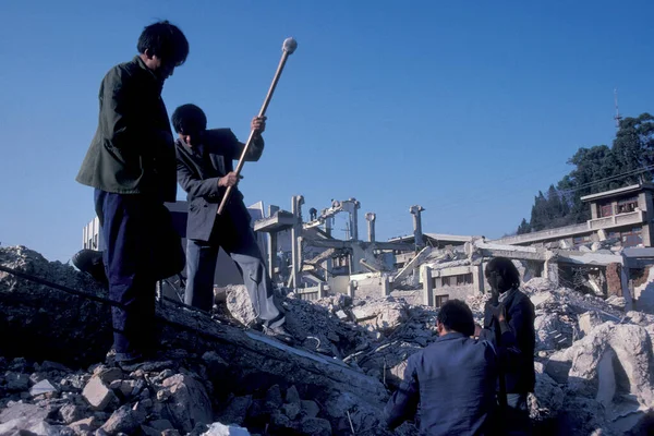 地震は1996年2月3日 中国の雲南省麗江市で東アジアの家を破壊した 中国雲南省1996年3月 — ストック写真