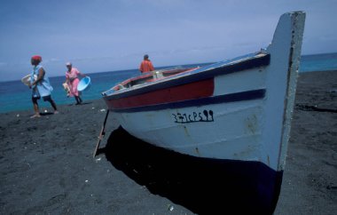 Afrika 'daki Cape Verde Adaları' ndaki Fogo Adası 'ndaki Sao Filipe kasabasında volkanik lav kumlarının siyah kumsalı. Cape Verde, Fogo, Mayıs 2000