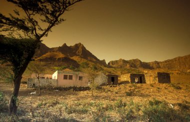 Afrika 'daki Cape Verde Adaları' ndaki Fogo Adası 'ndaki Volkan Krateri ve Fogo Dağı' ndaki Cater Village 'daki ev. Cape Verde, Fogo, Mayıs 2000