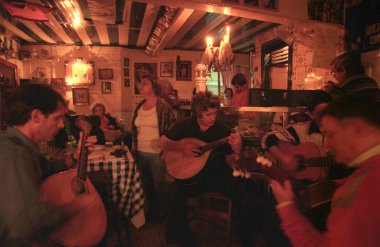 Musicien, Afrika 'daki Cape Verde Adaları' nda Sao Pedro Adası 'ndaki Mindelo şehrinde bir restoranda geleneksel Morna veya Cape Verde Fado' yu çalar. Cape Verde, Santiago, Mayıs 2000