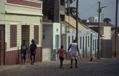 Afrika 'daki Cape Verde Adaları' ndaki Sao Pedro Adası 'ndaki Mindelo şehrindeki sömürge evleri. Cape Verde, Santiago, Mayıs 2000