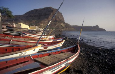 Afrika 'daki Cape Verde Adaları' ndaki Santo Antao Adası 'ndaki Ponta do Sol kasabasının kıyısındaki balıkçı köyü ve balıkçı tekneleri. Cape Verde, Santo Antao, Mayıs 2000