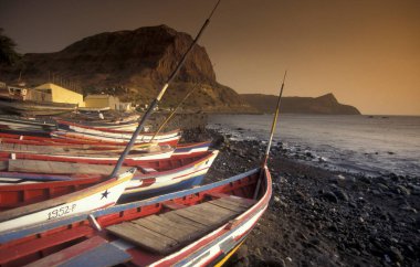 Afrika 'daki Cape Verde Adaları' ndaki Santo Antao Adası 'ndaki Ponta do Sol kasabasının kıyısındaki balıkçı köyü ve balıkçı tekneleri. Cape Verde, Santo Antao, Mayıs 2000