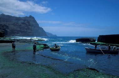 Afrika 'daki Cape Verde Adaları' ndaki Santo Antao Adası 'ndaki Ponta do Sol kasabasının kıyısındaki balıkçı köyü ve balıkçı tekneleri. Cape Verde, Santo Antao, Mayıs 2000