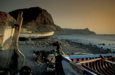 Afrika 'daki Cape Verde Adaları' ndaki Santo Antao Adası 'ndaki Ponta do Sol kasabasının kıyısındaki balıkçı köyü ve balıkçı tekneleri. Cape Verde, Santo Antao, Mayıs 2000
