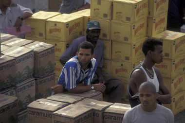 Afrika 'daki Cape Verde Adaları' ndaki Santiago Adası 'ndaki Praia şehrinin gemi limanındaki rıhtımdaki işçiler. Cape Verde, Santiago, Mayıs 2000